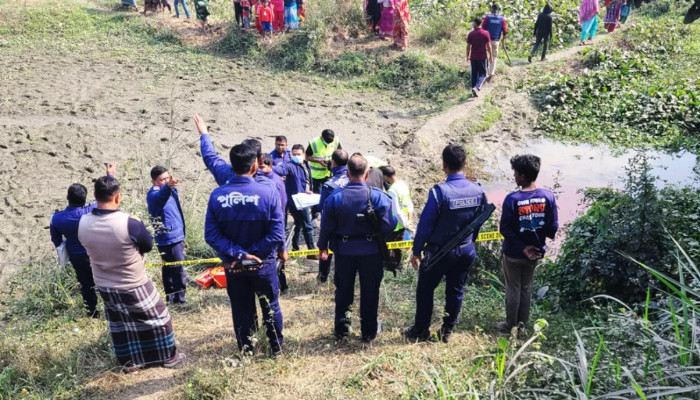 ডোবা থেকে মুখে স্কচটেপ ও হাত-পা বাঁধা মরদেহ উদ্ধার